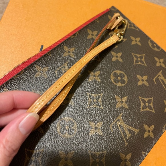 Authentic LV twist wallet. - Picture 9 of 12